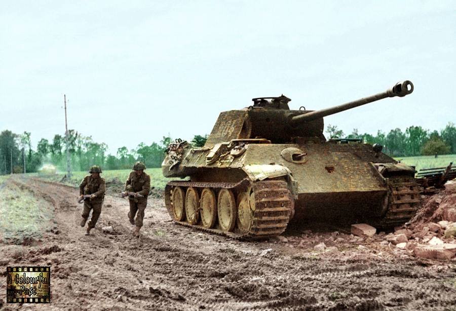Colonne de Shermans passant à côté d'un Panther détruit (30 juin 1944)