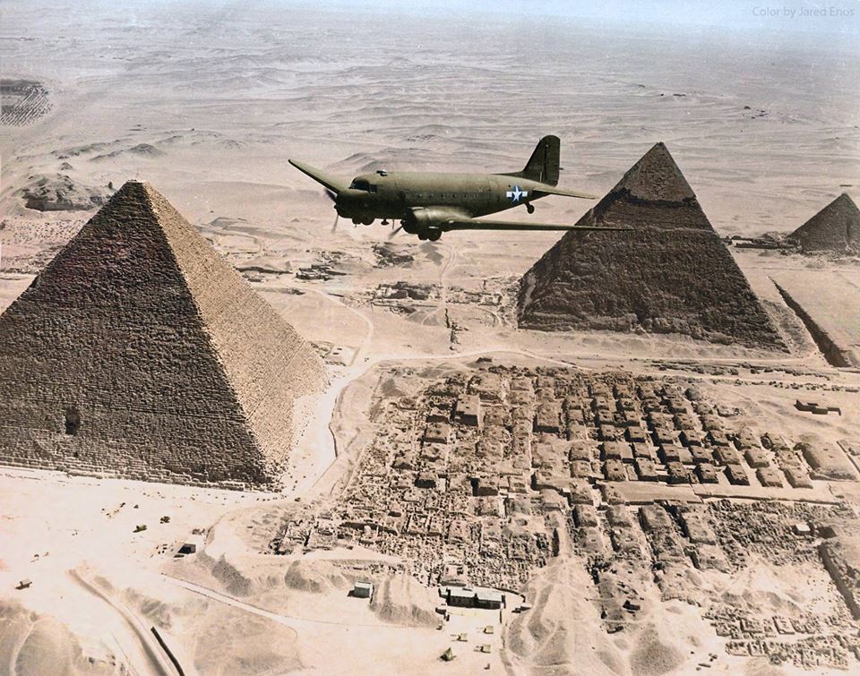 Survol des pyramides de Gizeh (1943)