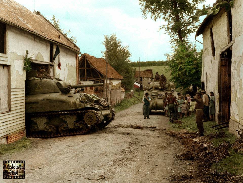 Deux Shermans acclamés par des civils français (1944) 