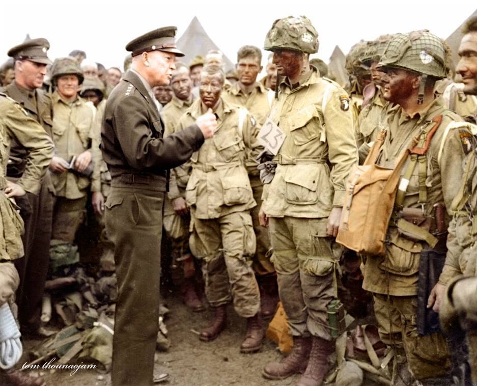 Eisenhower et des parachutistes (5 juin 1944)