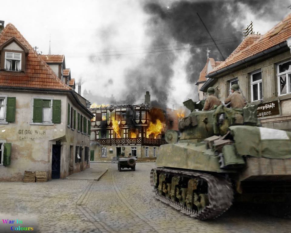 M4A3 dans Kronach en feu (12 avril 1945)