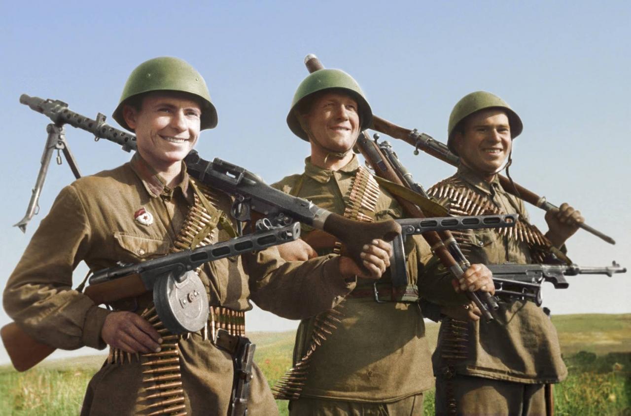 Soldats russes avec de nouvelles armes (3 mai 1942)