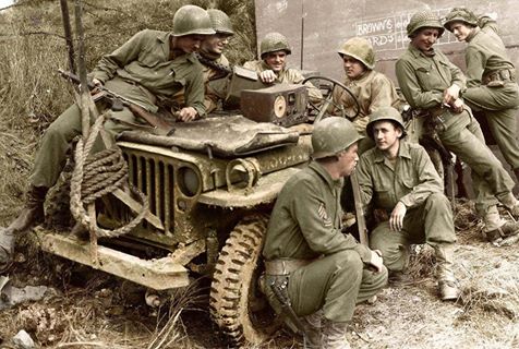 Américains écoutant la radio (4 octobre 1944)