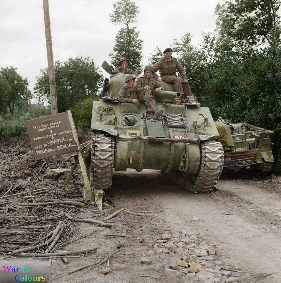 Sherman anglais et un transporteur universel (11 juillet 1944)