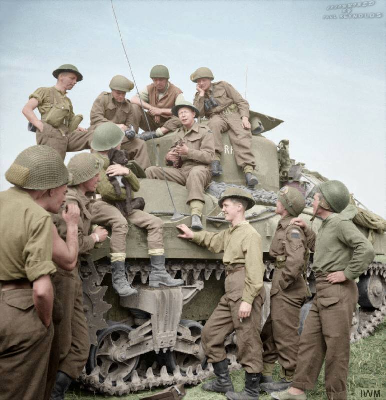 Soldats anglais se divertissant (30 juillet 1944)