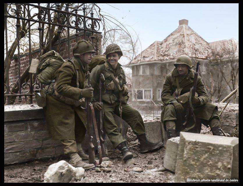 Trois fantassins US prennent une pause (29 décembre 1944)