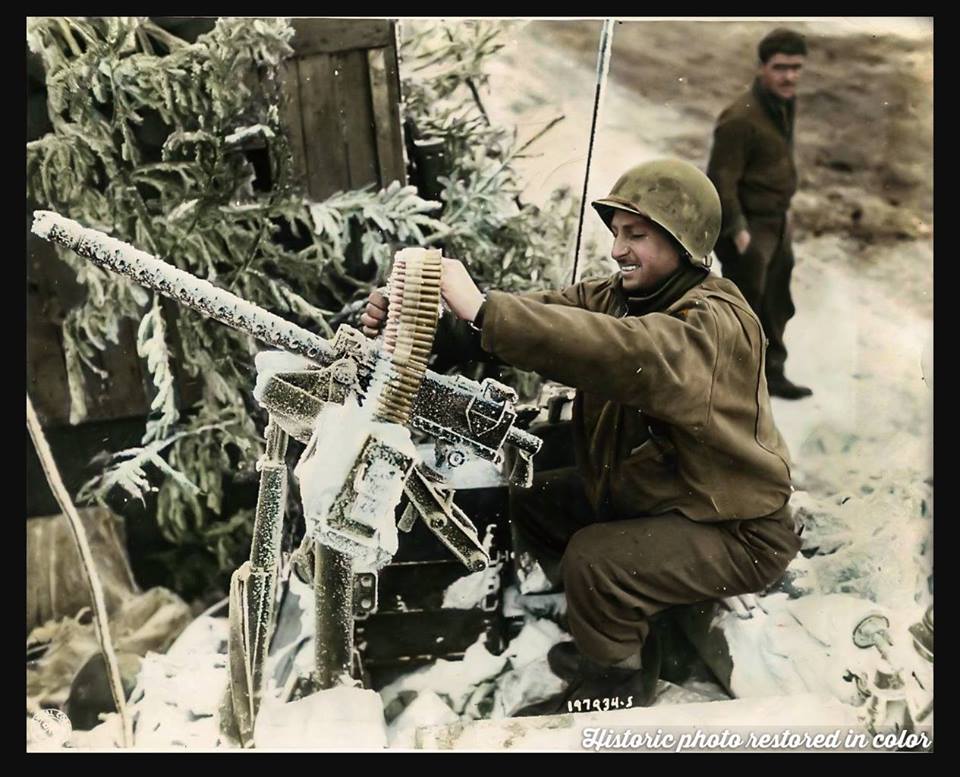 Américain vérifiant sa mitrailleuse (1er janvier 1945)