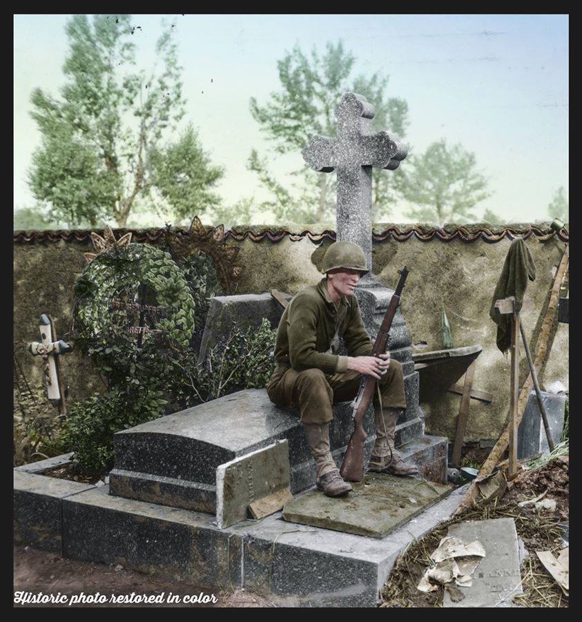 Américain assis sur une tombe (10 octobre 1944)